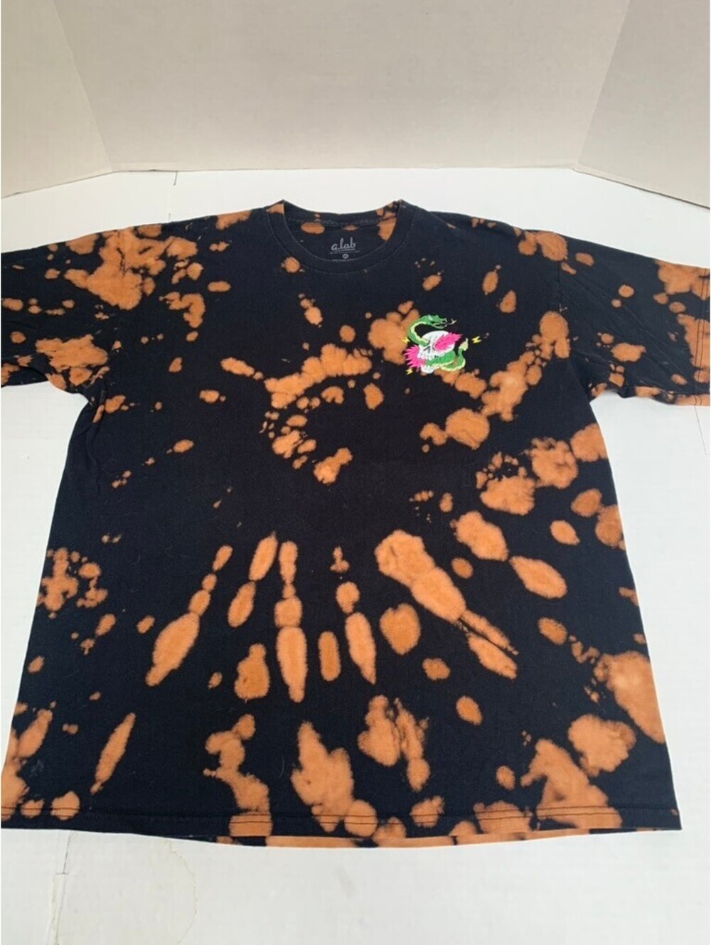 ALAB Mens Size XL Black and Rust Orange Swirl Tie Dye Graphic T Shirt Top